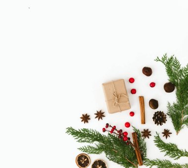Hediye kutusu ve süslemeleri beyaz arka plan üzerinde Noel kompozisyonu. Düz yatıyordu. Kopya alanı 