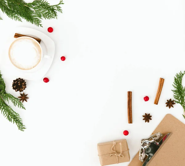 Composição Natal Com Caixa Presente Decorações Sobre Fundo Branco Deitado — Fotografia de Stock