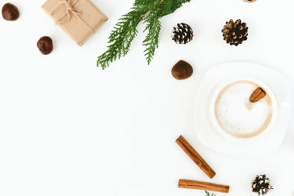 Χριστούγεννα Φλιτζάνι Καφέ Λάρικας Κλαδιά Ξυλάκια Κανέλας Πάνω Από Λευκό — Φωτογραφία Αρχείου