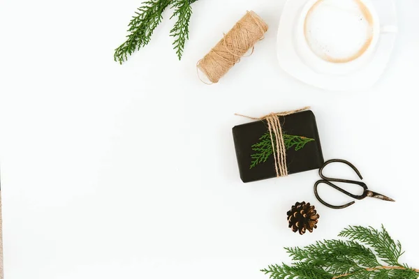 Kopp Kaffe Gåva Lärk Grenar Kanelstänger Jul Sammansättning Platt Låg — Stockfoto