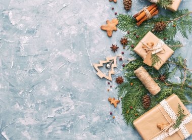 Yaratıcı DIY hobi arka plan. El yapımı yılbaşı hediyesi, Kraft kağıt doğal süslemeleri ile kutusunda. Üstten Görünüm, kopya alanı 