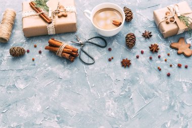 Klas Noel hediyeleri el yapımı hediye kutuları sunar doğa dekorasyon ve kahve ile kahverengi kağıt üzerinde. Düz yatıyordu kompozisyon