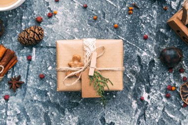 Klas Noel hediyeleri el yapımı hediye kutuları sunar kahverengi kağıt üzerinde 