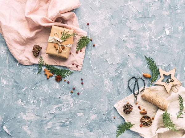 Weihnachtskomposition Weihnachtsgeschenke Und Tannenzweige Auf Blauem Hintergrund Flache Lage Draufsicht — Stockfoto