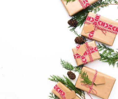 Ev yapımı kaydırma fikirler Noel hediye kutuları. Düz yatıyordu