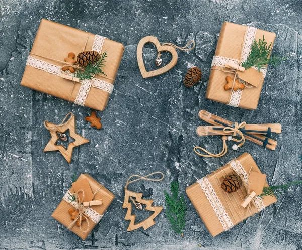 Composição Natal Caixas Presente Natal Embrulhadas Mão Com Decorações Rústicas — Fotografia de Stock