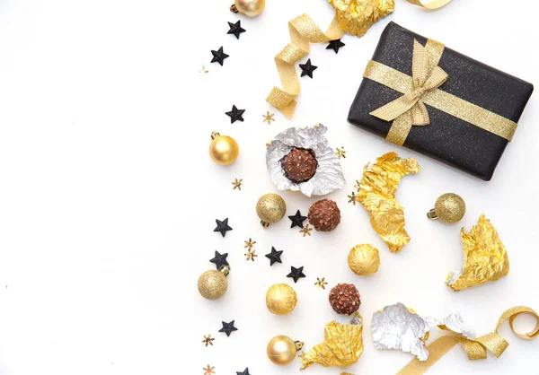 Caja Navidad Con Bombones Chocolate Decoraciones Sobre Fondo Blanco Composición — Foto de Stock
