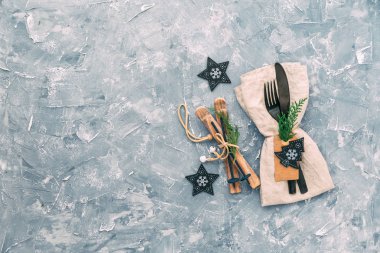 Noel tablo ayarı. Peçete, çatal ve bıçak süslemeleri ile. Görünümü en çok, uzay kopyalayın. Şenlikli tatil arka plan 