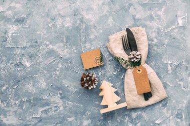 Noel tablo yer ayarını Noel ile çam dalları ve plaka, kine, çatal, şerit ve yay / Noel tatil arka plan