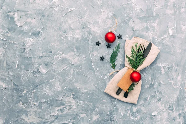 クリスマスのテーブルセッティング ナプキン フォークとナイフの装飾 上面図 空間をコピーします お祭り休日の背景 — ストック写真