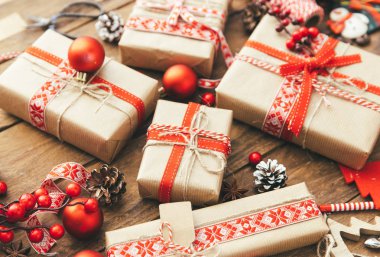 Noel hediye kutusu üzerinde ahşap arka plan tebrik kartı neşeli Noel ve mutlu yeni yıl