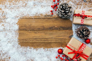 Mutlu noeller. Ahşap arka planda Noel ve Yeni Yıl için dekorasyon