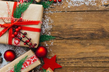 Noel arkaplanı dekorasyon ve hediye kutuları tahtanın üzerinde.