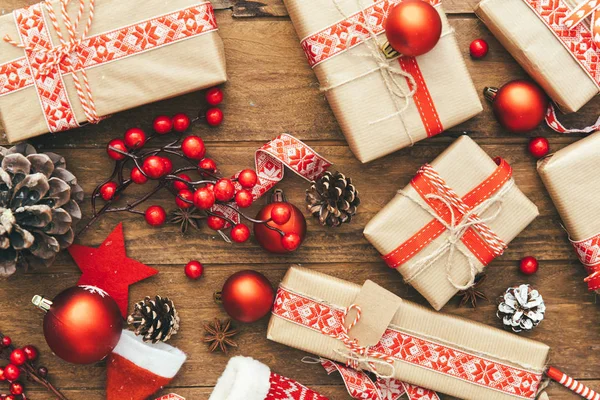Weihnachtsgeschenkschachtel Und Dekorationen Auf Holzgrund Frohe Weihnachten Und Ein Gutes — Stockfoto
