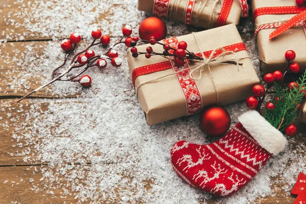 Weihnachtsgeschenkbox Auf Holztisch Draufsicht Mit Platz Für Ihre Grüße — Stockfoto