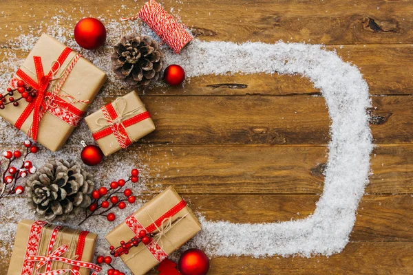 Weihnachtsgestell Aus Festlicher Dekoration Geschenkschachteln Und Tannenzapfen Auf Weißem Holztisch — Stockfoto