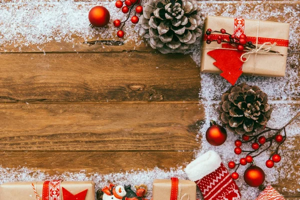 Weihnachtsgeschenkbox Auf Holztisch Draufsicht Mit Platz Für Ihre Grüße — Stockfoto