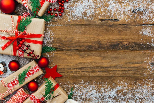 Weihnachtlicher Hintergrund Mit Tannenzweigen Dekorationen Geschenkschachteln Und Tannenzapfen Auf Rustikalem — Stockfoto