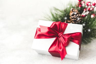 Süslemeleri ile Noel hediyesi. Uzay kopyalayın. Kırmızı yay ile mevcut