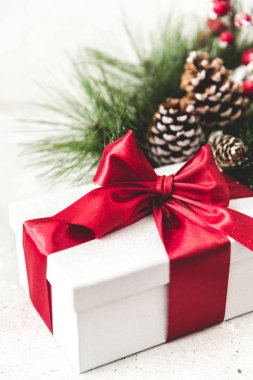 Süslemeleri ile Noel hediyesi. Uzay kopyalayın. Kırmızı yay ile mevcut