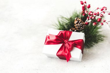 Süslemeleri ile Noel hediyesi. Uzay kopyalayın. Kırmızı yay ile mevcut