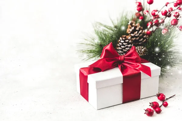 Presente Natal Com Decorações Espaço Para Cópia Presente Com Arco — Fotografia de Stock