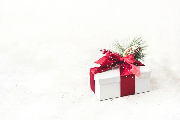 Regalo Navidad Con Decoraciones Copiar Espacio Presente Con Lazo Rojo — Foto de Stock