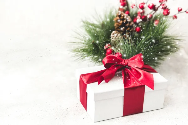 Regalo Navidad Con Decoraciones Copiar Espacio Presente Con Lazo Rojo — Foto de Stock