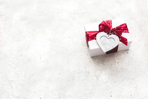 Δώρο Δεμένο Κορδέλα Και Κόκκινο Καρδιά Στα Εκλεκτής Ποιότητας Φόντο — Φωτογραφία Αρχείου
