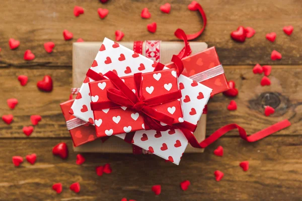 赤いボー リボン バレンタインデーのための木製のテーブルの上の心で手作りギフト ボックスのスタック — ストック写真