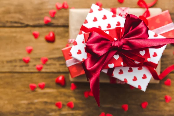 Stapel Handgemaakte Geschenkdozen Met Rode Boog Lint Harten Houten Tafel — Stockfoto