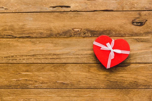 Regalo Corazón Sobre Fondo Madera Regalos Para San Valentín Cumpleaños — Foto de Stock