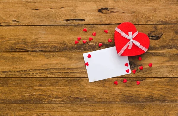 Prázdné Valentýna Přání Malé Červené Krabičky Dřevěný Stůl — Stock fotografie