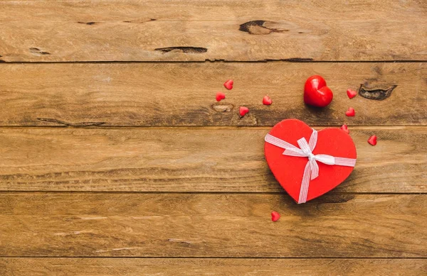 Valentinky Den Pozadí Dárkové Remizoval Pásu Červené Srdce Dřevěné Pozadí — Stock fotografie