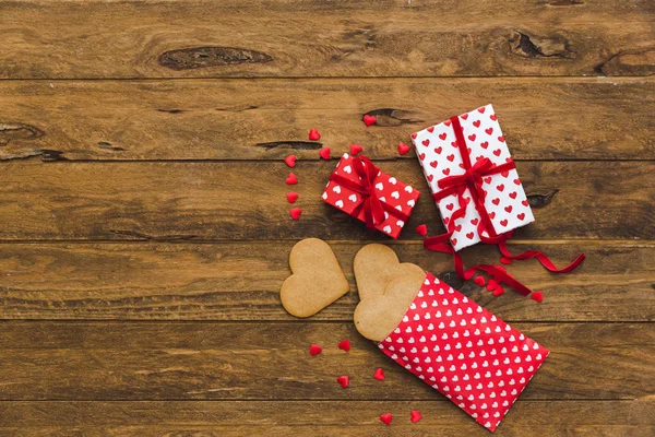 ハートのクッキーと木製の背景上のギフト ボックス 平面図です 領域をコピーします 休日の背景 誕生日 バレンタインデー クリスマス — ストック写真