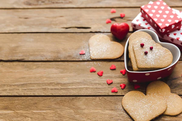 Herzförmige Plätzchen Mit Geschenken Auf Holzuntergrund Valentinstag Hausgemachtes Festlich Dekoriertes — Stockfoto