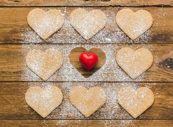 バレンタインの日のための心とクッキー 平面図です 休日の背景 — ストック写真