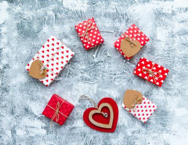 Antika arka plan, Sevgililer günü kart kavramı üzerinde kalp ve hediye kutuları seviyorum