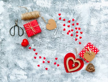 Sevgililer günü düz yatıyordu kompozisyon. Semboller ve antika arka plan nesnelerinde seviyorum. Yukarıdan görüntülemek.