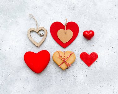 Sevgililer günü arka plan antika arka plan üzerinde birçok farklı dekoratif yürekleri. Düz yatıyordu tatil kompozisyon