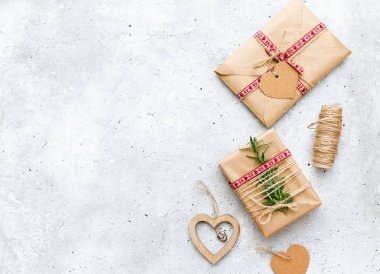 Modern hediyeler Kağıt kopya alanı vintage tablo. Sevgililer günü kalpleri arka plan. Yukarıdan görüntüleyin. Düz yatıyordu