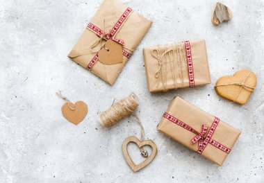 Hediye kutuları ve kırmızı dekoratif kalp antika arka plan üzerinde sarılı. Düz yatıyordu kompozisyon