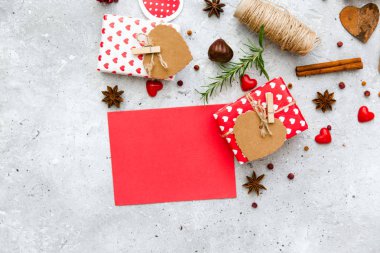 Sevgililer günü kompozisyon: hediye kartı şablonu ve süslemeleri ile kutuları. Düz lay, kopya alanı, üstten görünüm