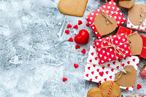ハート型のクッキーとデコレーションでバレンタインの日ギフト ボックス 休日愛の背景 — ストック写真