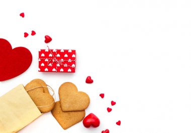 Valentine's Day düz yatıyordu. Hediye kutusu, kurabiye ve üzerinde beyaz izole kalp