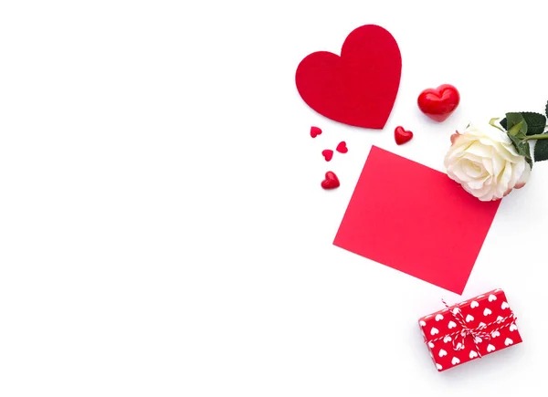 Contexto Dia Dos Namorados Caixa Presente Rosa Corações Isolados Branco — Fotografia de Stock
