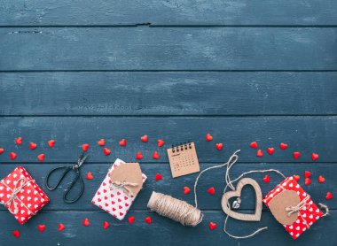 Sevgiliye arka plan. ok ve kalpleri ahşap arka plan üzerinde hediye kutusu. 