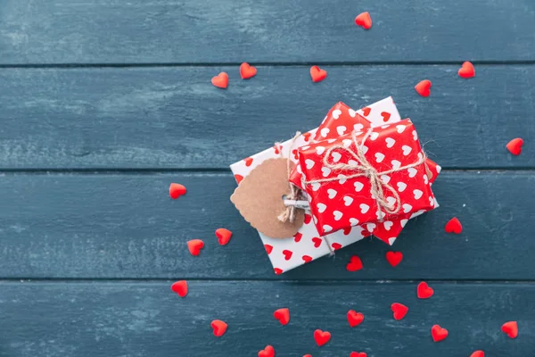 Pohled Shora Krabičky Dekorace Červené Srdce Valentýna Dřevěné Pozadí — Stock fotografie