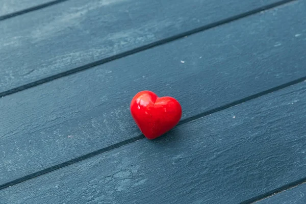 Κόκκινη Καρδιά Πέρα Από Ξύλινο Υπόβαθρο — Φωτογραφία Αρχείου