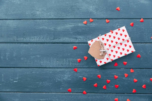 Vista Superior Caja Regalo Con Decoraciones Corazones Rojos Día San — Foto de Stock